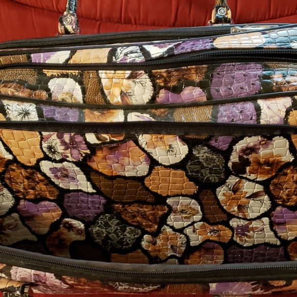 Roll aboard Mellow World Suitcase - Picture 2 of 4